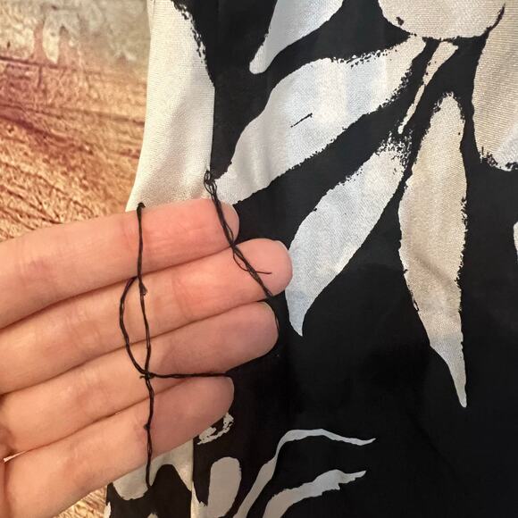 Lauren Ralph Lauren Silk Blouse Medium Petite Floral Black White Flutter Sleeves - Picture 6 of 7